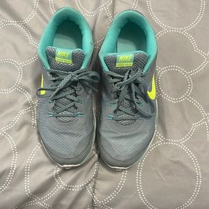 Nike size 7 flex trainers